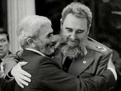 Raúl Sendic ao lado de Fidel Castro, imagem que remete à influência exercida pela Revolução Cubana sobre setores da esquerda latino-americana. No Uruguai, o triunfo de 1959 da Revolução Cubana contribuiu para estimular novas perspectivas de organização e luta política, contexto no qual Sendic aprofundou sua atuação junto às esquerdas