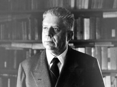La poesia di Montale prende decisamente le distanze dal panismo dannunziano