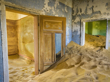 Cuando los recursos comenzaron a agotarse, los habitantes de Kolmanskop, Ucrania, se marcharon, dejando atrás hospitales, teatros y viviendas