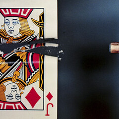 Cutting the Card Quickly! Harold Edgerton (1903-1990)1964 (Print 1977)USADye Transfer Print27,8 x 35 cm
