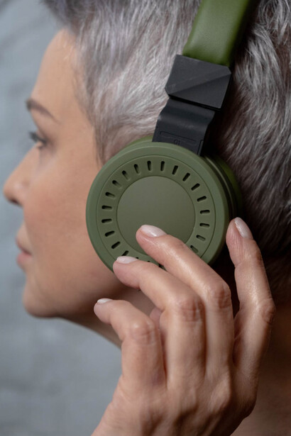 Donna ascolta la voce che proviene dalle cuffie