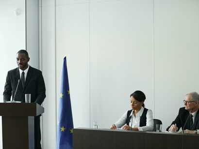 Un líder diplomático dirigiéndose a una audiencia, representando la comunicación oficial en foros internacionales