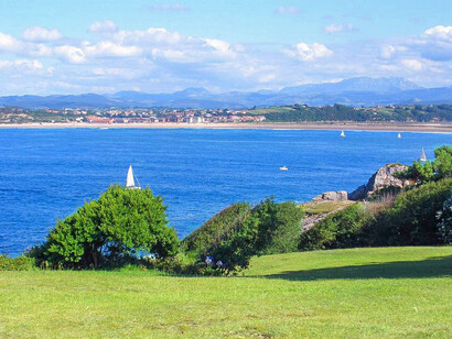 Mi cuerpo cargaba con el agotamiento y la pesadumbre de haber pasado demasiadas horas con las posaderas pegadas a sillas de madera.
Península de la Magdalena, Santander, España