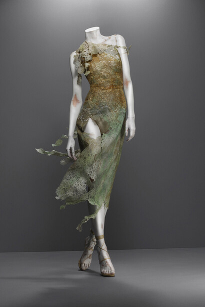 Diseño de Alexander McQueen expuesto en la muestra "Savage Beauty"