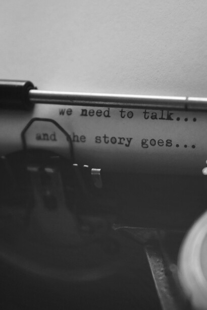 Su aporte innovador consiste en concebir la literatura como territorio de doble pertenencia, donde Chile y Galicia dialogan en un castellano ensanchado por resonancias gallegas, americanas y universales