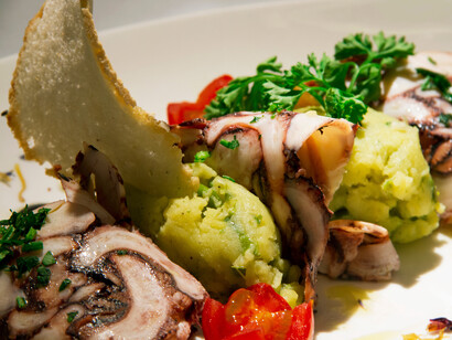 Scottata tiepida di polipo con purè di patate e fagiolini   