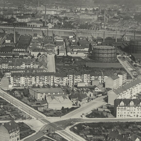 Mittelholzer’s service offering included photographing business enterprises like this one, Gaswerk Basel in St. Johann. Mittelholzer’s pictures documented structural changes in Swiss industry.
ETH Library, Zurich