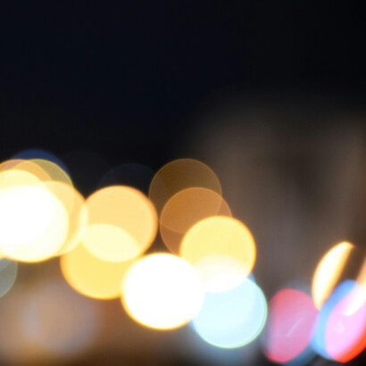 Luces de distintos colores que iluminan una noche