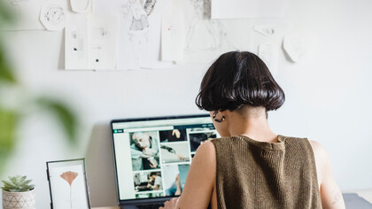 Estudante de arte acessando uma galeria de esculturas digitalizadas em uma pagina online de um museu