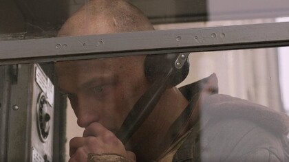 Yuriy Borisov interpretando o capitão em 'A Fuga do Capitão Volkonogov', 2021