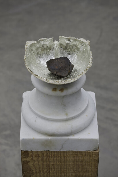 Dorothy Cross, Telescope, 2014, human skull, white gold leaf, meteorite, marble, pitch pine, telescope
floor based element: 121 x 14 x 14 cm, telescope element: 80 x 5 x 5 cm, hung directly above, to a height of 170 cm off the ground, floor based element 47.6 x 5.5 x 5.5 cm, courtesy of the artist and Kerlin Gallery, Dublin