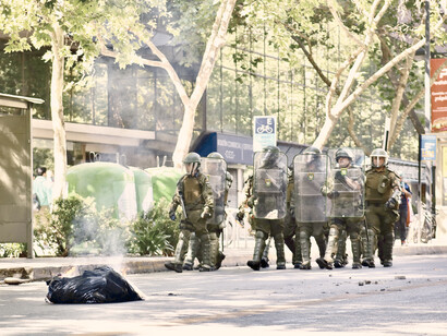 Grupo de los Carabineros disuelven una manifestación en Santiago de Chile