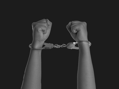 Un par de manos esposadas representa la represión de la que los venezolanos están siendo víctimas