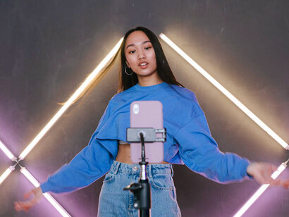 With intense focus, she explores her phone’s screen, diving into the latest ideas and trends shaping the business landscape