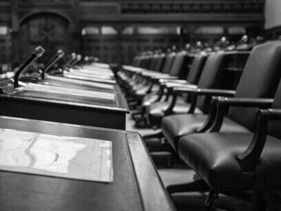 A democracia não pode morrer, não depois de tudo o que foi conquistado. Vamos celebrá-la e mostrar aos fachos que os ideais do 25 d’Abril estão vivos e recomendam-se! 