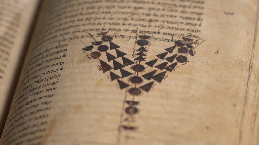 La cábala o Kabbalah intenta analizar y descubrir los sentidos ocultos de la Torá