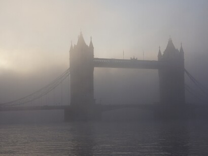 El londinense puente de la Torre apenas visible a causa de una gran nube de contaminación