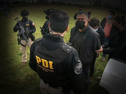 Héctor Llaitul (con mascarilla) durante su detención por parte de la policía chilena en 2022