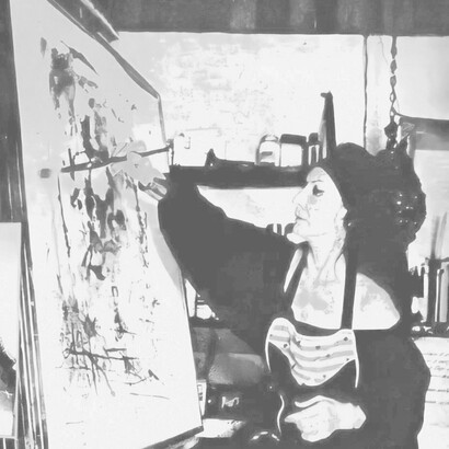 Carmen Santos pintando en su estudio de Escazú