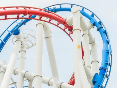 A towering amusement-park ride against an open sky, symbolizing the sense of novelty surrounding Uruguay’s return to roller coasters