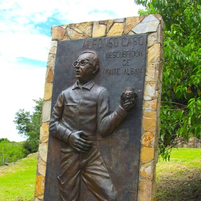 Placa dedicada a Alfonso Caso