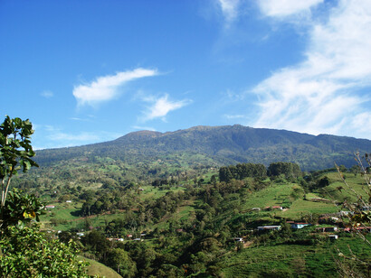 Un bucólico paraje de Santa Cruz, con el volcán Turrialba al fondo. Foto: Luko Hilje