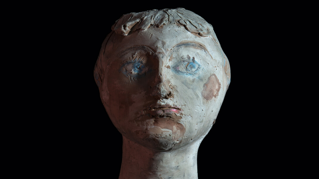 Ilario Fioravanti, Donna con collana azzurra dipinta, 1990. Cortesia del Mart