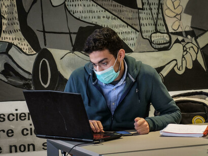 Specialisti e scienziati impegnati a studiare il virus