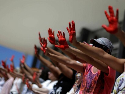 Manos rojas contra las violaciones en Brasil