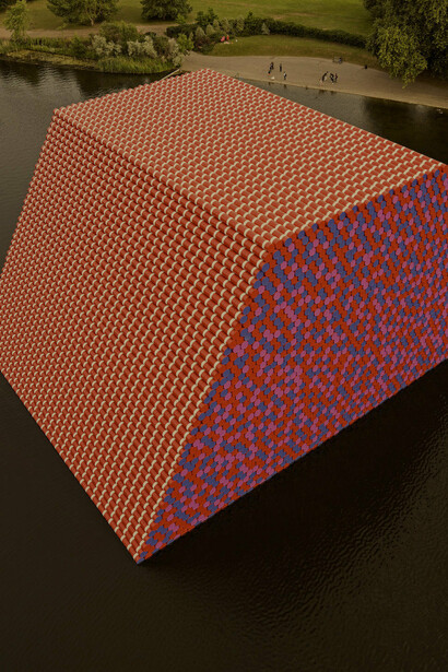 «La Mastaba» (2018), en Londres, significó a la postre su despedida como artista, al no poder ver realizado su último proyecto de envolver el Arco de Triunfo de París, postergado a causa del coronavirus