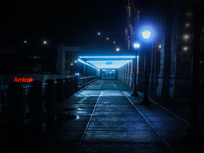 La noche quiere hablarnos de la Eternidad, pero como no hay agujas ni péndulos nos hundimos en un negro mar de ausencias