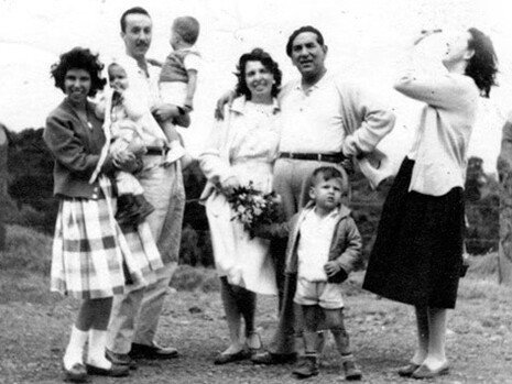 El pequeño al centro es Juan Carlos Flores con sus abuelos, Carmen Raposo del Olmo (francesa) y Marcial Zúñiga Hernández (costarricense)