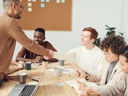 Lucro e dinheiro não são o único objectivo das empresas internacionais mas, trabalho sustentável e funções sociais 