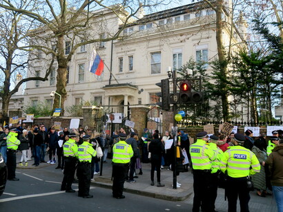 ¿Es aleatorio que este cuestionamiento a la propiedad privada provenga de una ex República Soviética? ¿Se transformará este en una práctica internacional de anexos de territorios? (foto: 26.02.2022), Londres, Inglaterra