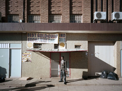 Patrick Tourneboeuf, Trace - Kimberley #28, Étudiant en uniforme à la sortie des cours. Centre ville - Currey Street - Kimberley. Afrique du Sud, Mission Transition, Septembre 2012, Tirage c-print Lambda d’après négatif, Edition 1/8 + 2 AP tout format confondu, 52 x 68 cm (image 34 x 50 cm)