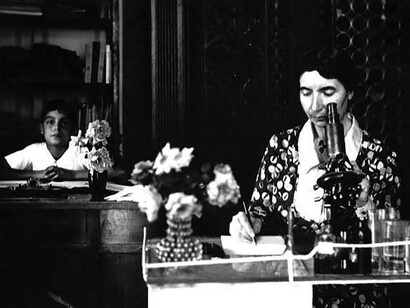 Eva Mameli con il figlio Italo Calvino nel laboratorio