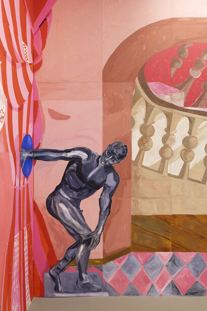 Johanna Dumet, Intérieur rose, statue devant l’escalier, photo by Andrea Rossetti. Courtesy of Mehdi Chouakri Gallery