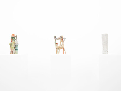 Various artists, Metamorphosis: on clay, exhibition view. Courtesy of Huxley-Parlour Gallery