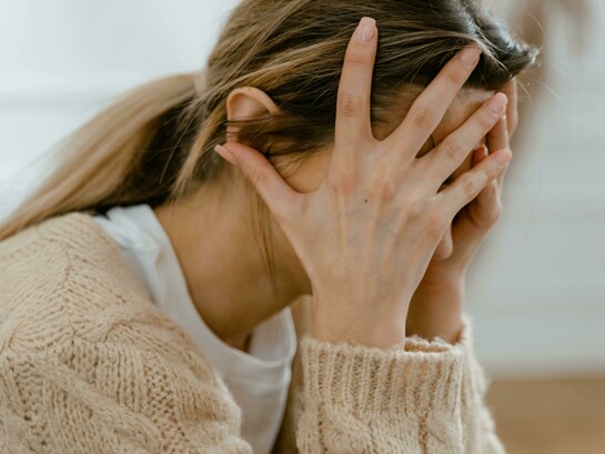 O problema é que eu sou uma pessoa altamente curiosa e eu quero fazer de tudo: quero viajar o mundo, comprar meu apartamento, construir uma casa, aprender a tocar piano, trocar de carro, aprender a dirigir moto, aprender a falar italiano, espanhol e russo, saltar de paraquedas e *bungee jump*, conhecer todos os museus, andar de bicicleta na chuva, aprender tarot, escrever, nadar no mar à noite, fazer voluntariado, crescer na carreira, fazer yoga, ler todos os clássicos, assistir aos melhores filmes já feitos, estudar história da arte, praticar exercício físico todos os dias, fazer intercâmbio, casar, ir a festas, ver a Aurora Boreal, a Muralha da China, a Torre Eiffel… a lista é interminável! 