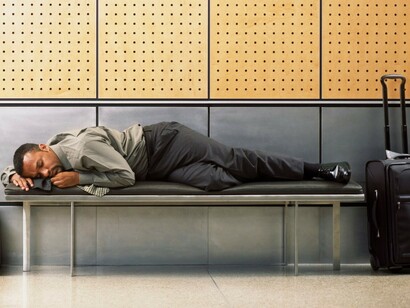 Dormido en el banco de un aeropuerto