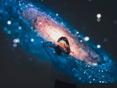 L’univers ne fait pas de saut, il se déploie, lentement, à travers nous. La matière et la conscience ne sont que deux expressions d’une même continuité