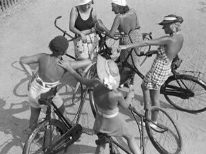 Vemos a grupos de amigas recorriendo senderos empedrados o posando frente a cercas de madera, siempre con una sonrisa que parece traspasar el tiempo. Klampenborg, Dinamarca