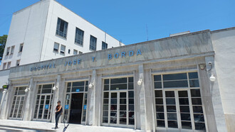 Frente del Hospital José T. Borda. Una mañana calurosa y sin muchas ganas, terminé llegando al Borda para una visita guiada que me había olvidado haber agendado