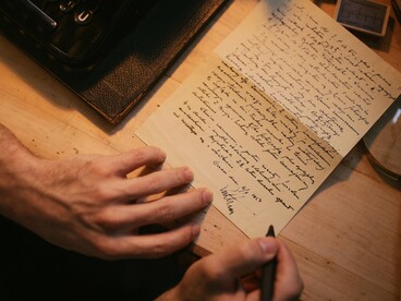 Victor Brecheret, escultor, mostra ao companheiro e crítico modernista, croquis do que anda fazendo em Paris, no ano de 1922, apesar do frio. A carta, mistura de português e italiano capaz de fazer inveja a Juó Bananere, contrasta com o rigor no traço