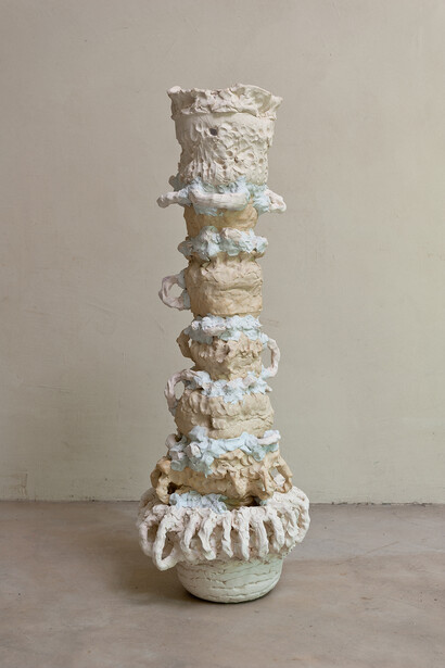 Beverly Semmes, Stacked Pot #4, 2015, Céramique et époxy, 122 x 40,6 x 40,6 cm
(48 x 16 x 16 in.), Courtesy of Beverly Semmes & Susan Inglett Gallery © Chris Kendall