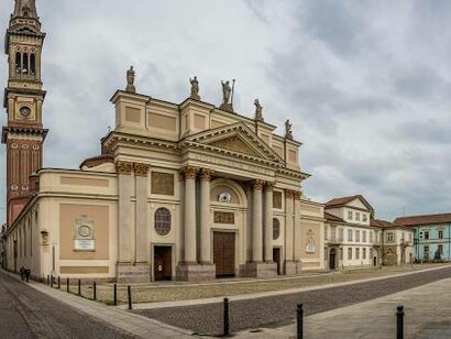 La cattedrale di Alessandria sulla piazza del Duomo, Italia