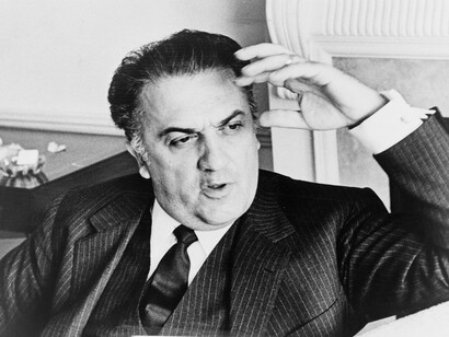 Federico Fellini è stato un regista, sceneggiatore, fumettista, attore e scrittore italiano. Considerato uno dei maggiori registi della storia del cinema