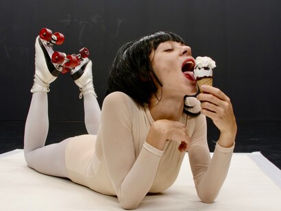 Katarzyna Zakrzewska in “(I)ce(s)cream Bolero Femme” di Jill Crovisier. Teatro danza all’interno di un approccio femminista al festival Nutida  Ⓒ Jill Crovisier