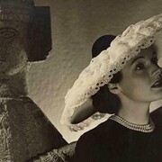 Man Ray, La actriz Teresa Wright con un Chac Mool, hacia 1944. Cortesía del J. Paul Getty Museum