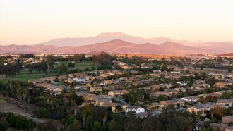 A serene suburban sunset near Murrieta, California, where rolling hills and distant mountains cradle the gateway to the rejuvenating haven of this hot springs getaway spot © Photo by Bri Amato